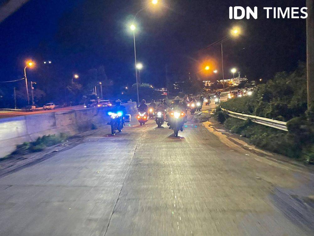 Tim Satgas Kawal Mudik Polda Lampung mengawal pemudik motor dari Pelabuhan Bakauheni. (IDN Times/Tama Yudha Wiguna)