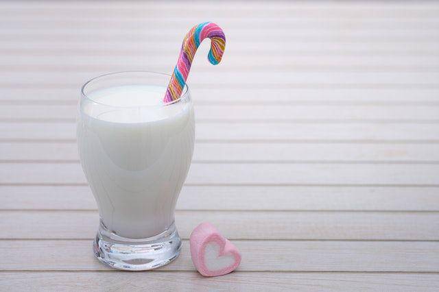 Illustrasi minuman susu (pexels.com/Acharaporn Kamornboonyarush)