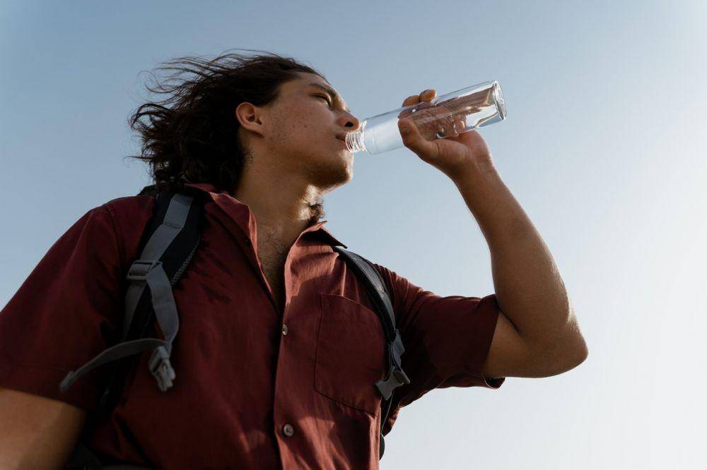 ilustrasi minum air (pexels.com/MART PRODUCTION)