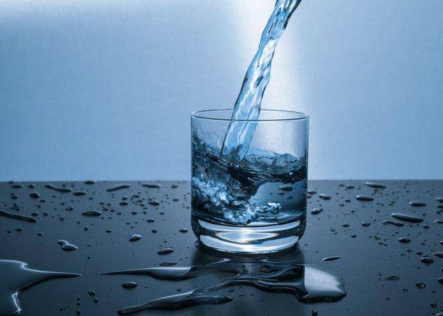 ilustrasi air mineral (pexels.com/Pixabay)