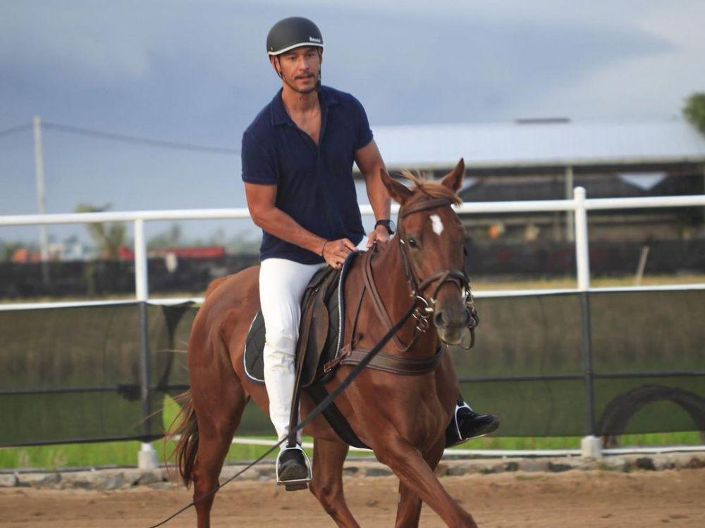 10 Potret Richard Kyle saat Polo Berkuda di Bali, Seru Abis!