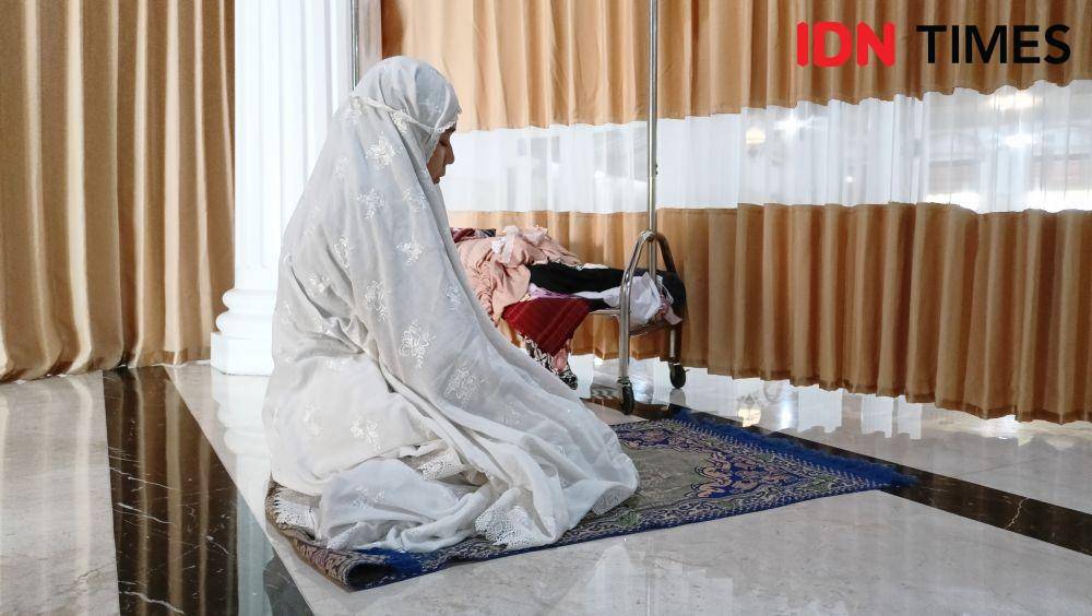 Jemaah perempuan sedang melaksanakan salat di Masjid An-Nawier, Pekojan, Jakarta Barat. (IDN Times/Siti Nurhaliza).