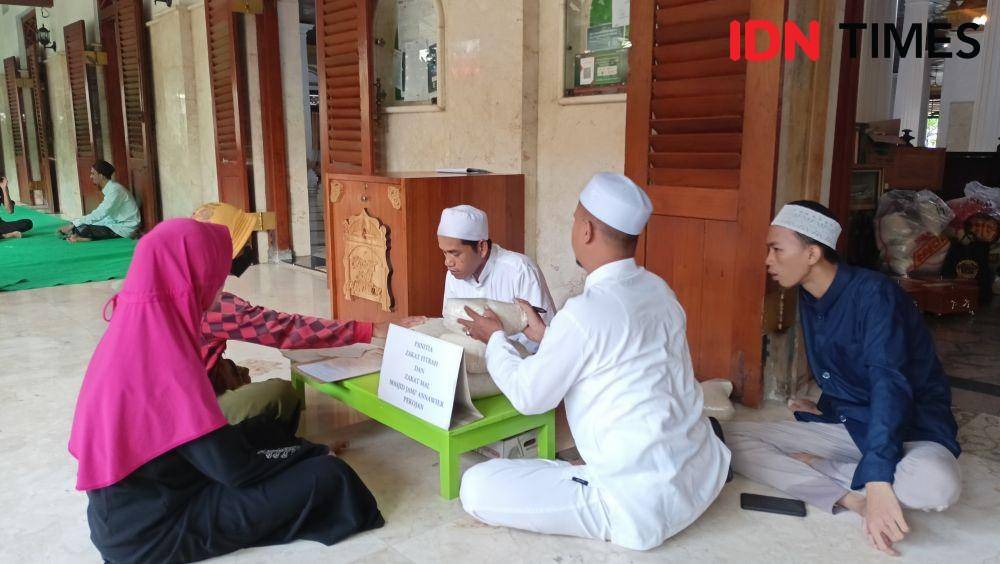 Masjid An-Nawier buka penerimaan Zakat Fitrah. (IDN Times/Siti Nurhaliza).
