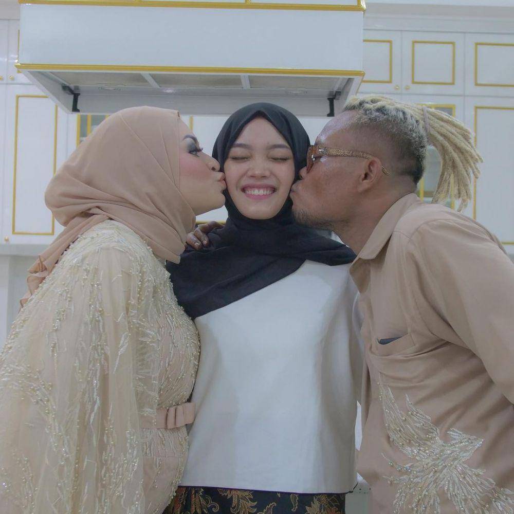 potret Putri Delina dan keluarga (instagram.com/putridelinaa)