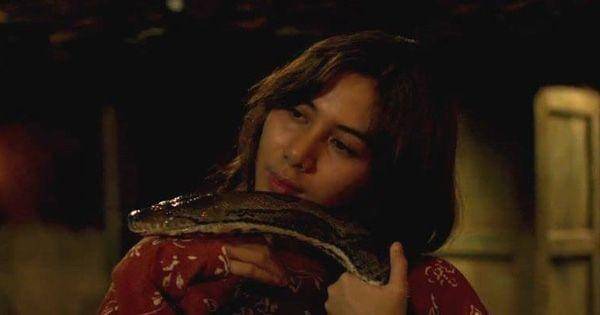 Adegan Widya kesurupan ( Dok. MD Pictures / KKN di Desa Penari )