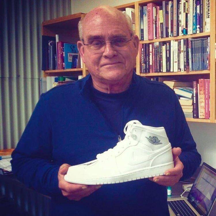 Peter Moore dengan Nike AJ1 White (Dok.Nike)