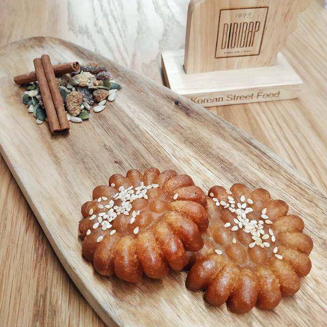 yakgwa (instagram.com/bibibap_korean_food)