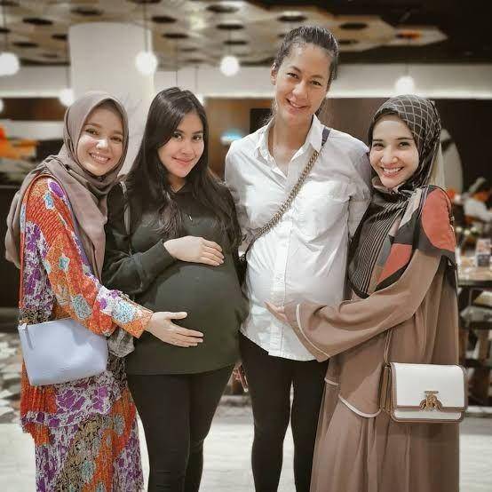 Paula Verhoeven dan rekan artisnya (instagram.com/baimwong)