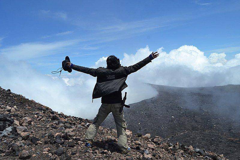 pemandangan di puncak Gunung Slamet (commons.wikimedia.org)