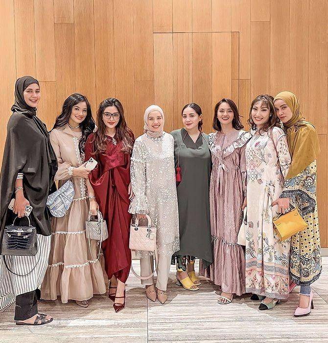 Paula Verhoeven dan rekan artisnya (instagram.com/paulaverhoeven)