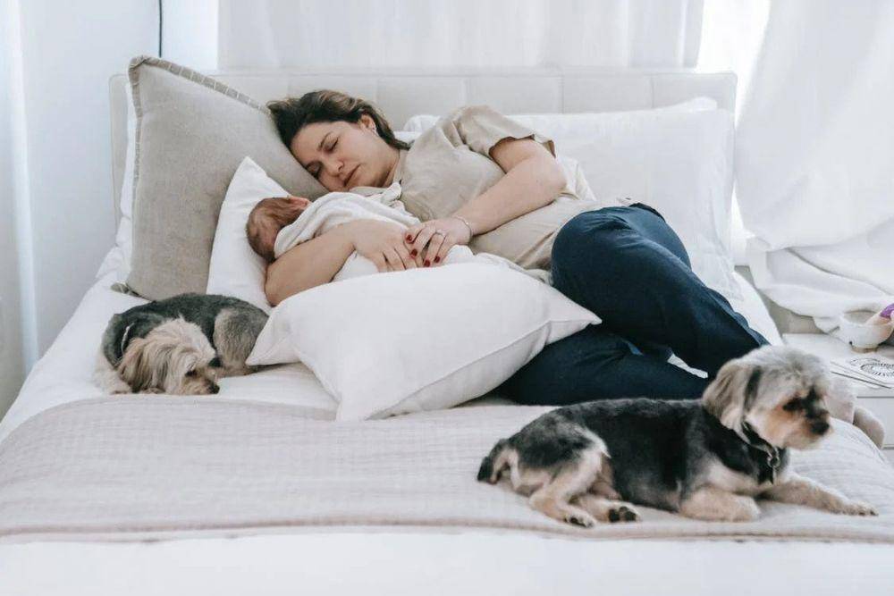 ilustrasi ibu memeluk bayi saat tidur (pexels.com/Sarah Chai)