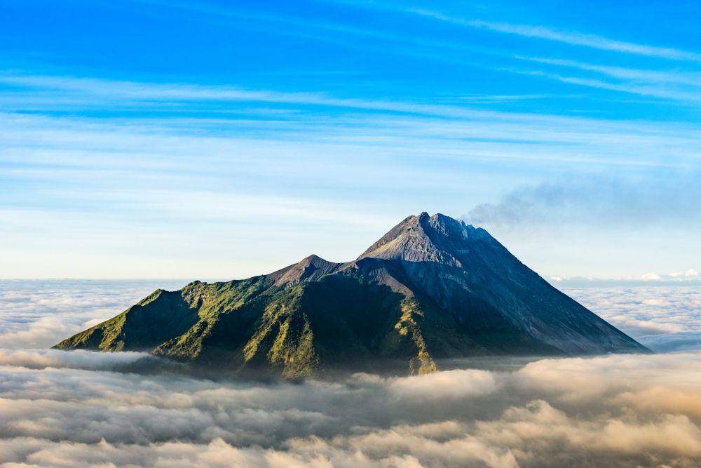 view Gunung Merapi dilihat dari Gunung Merbabu (unsplash.com/Frenky Harry)