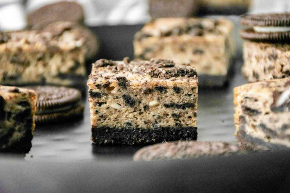 ilustrasi membuat oreo cheesecake bar (funmoneymom.com)