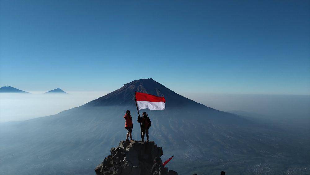 pemandangan di puncak Gunung Sindoro (unsplash.com/Idris Hasibuan)