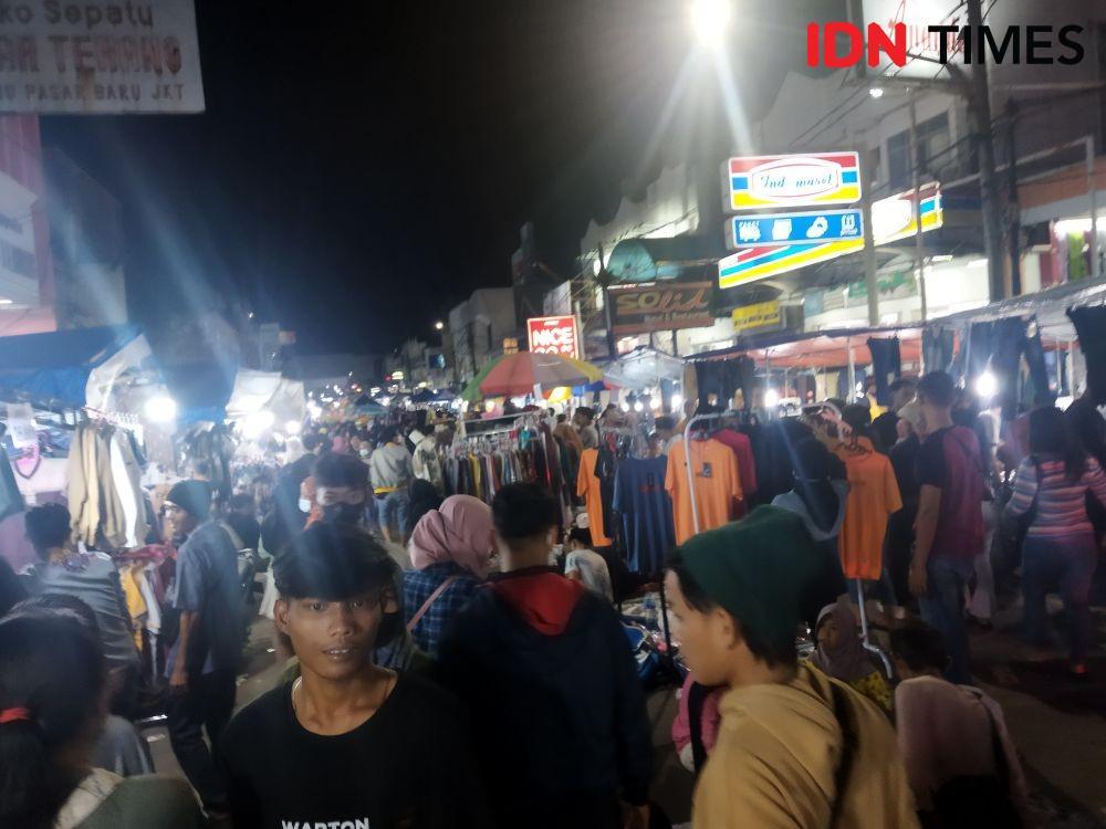 Potret Jedogan, Tradisi Unik Berburu Pakaian Murah di Serang