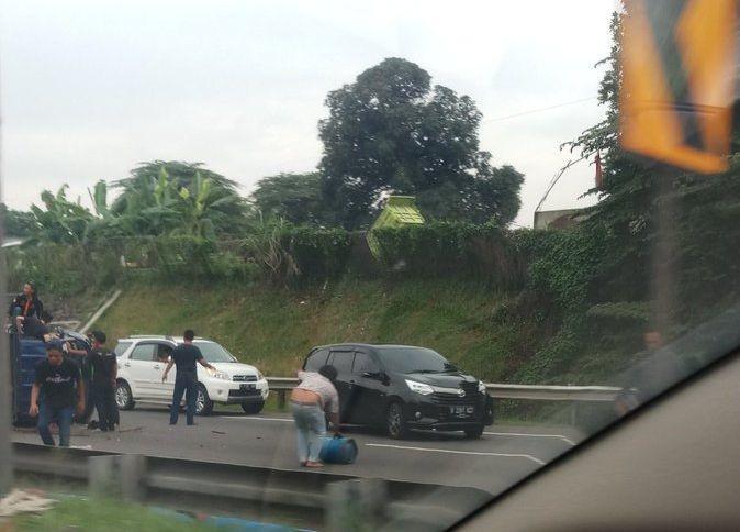 Truk LPG Kecelakaan di Tol JORR KM 42 Arah BSD, Lalin Tersendat