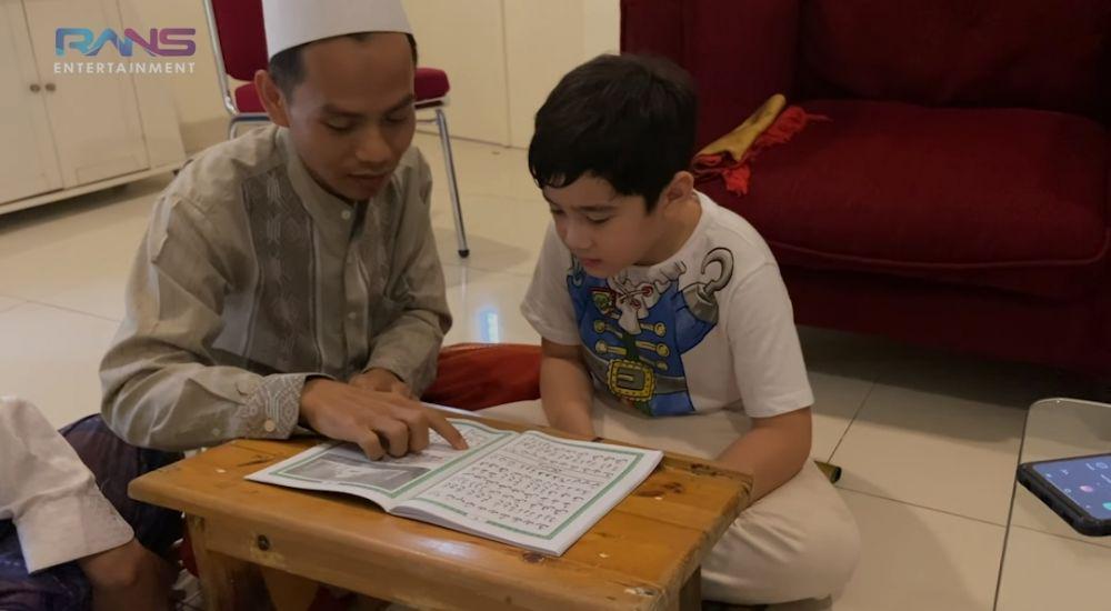 10 Potret Rafathar Sehari di Pesantren, Langsung Jago Bahasa Arab!