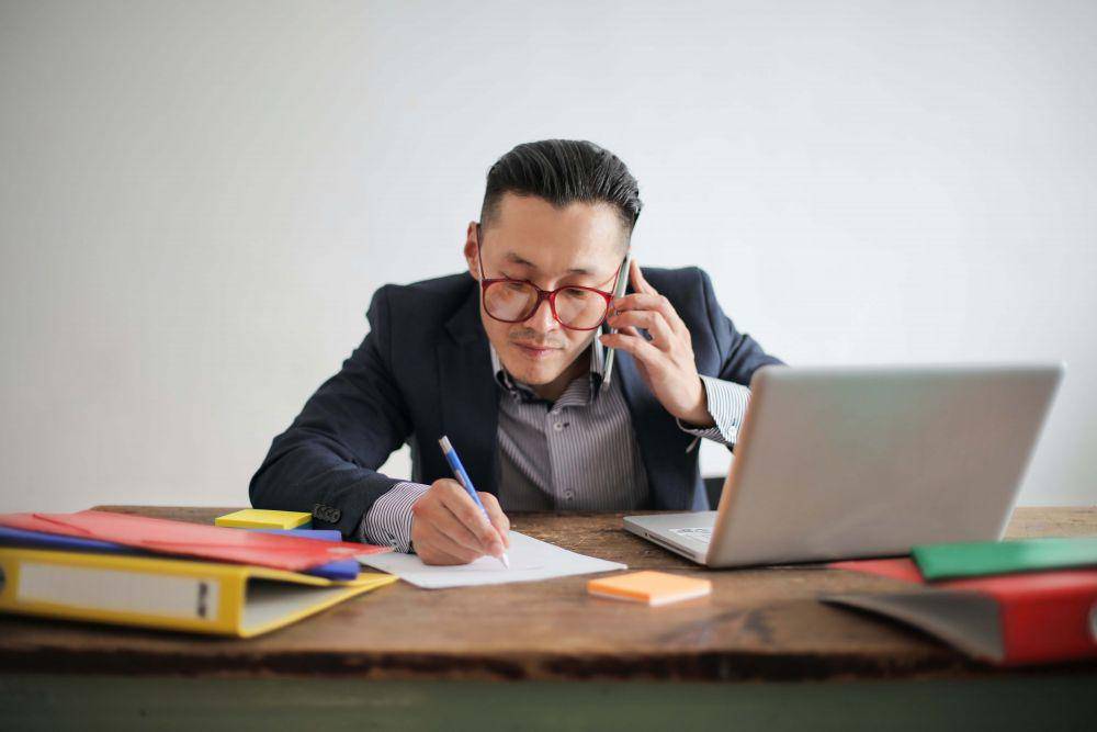 ilustrasi memiliki kesibukan kerja yang padat (pexels.com/Andrea Piacquadio)