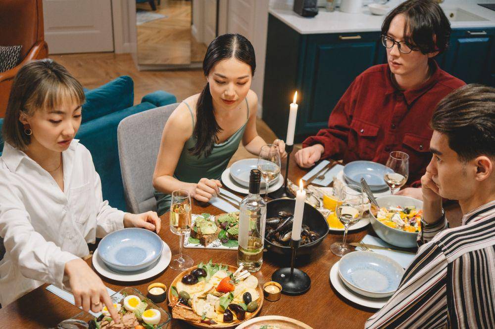 ilustrasi makan bersama (pexels.com/Cottonbro)