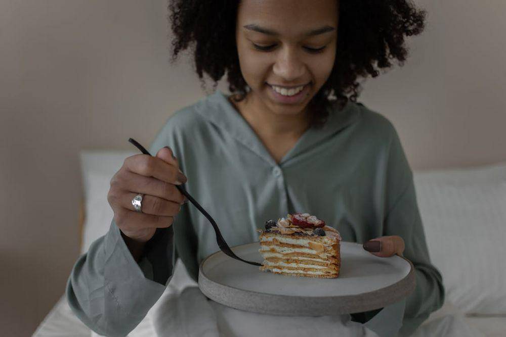 ilustrasi memakan kue (pexels.com/EKATERINA BOLOVTSOVA)