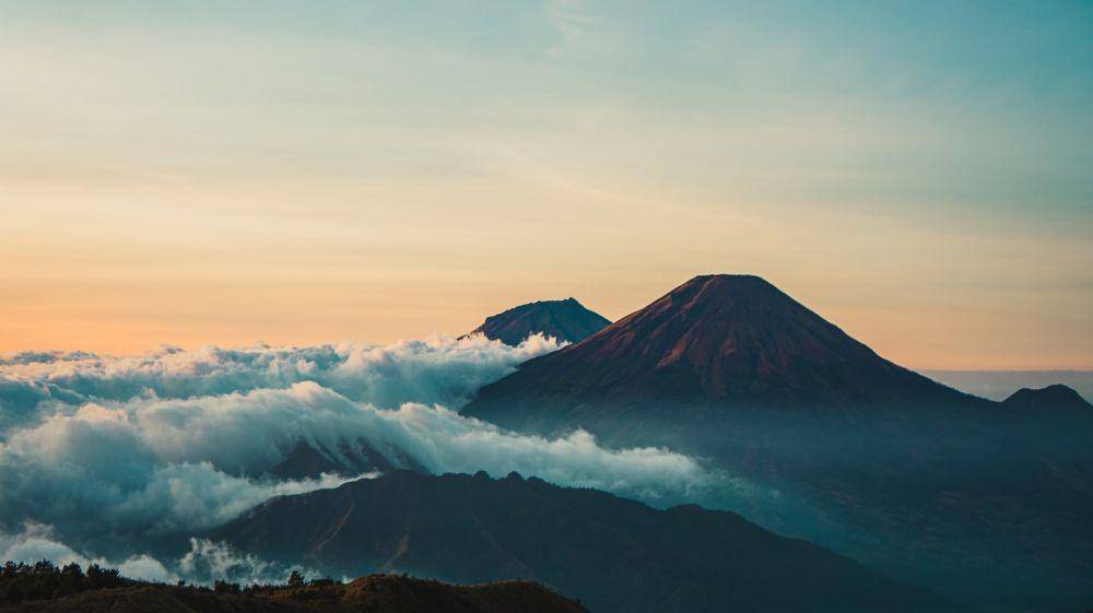 view Gunung Sindoro-Sumbing dilihat dari Gunung Prau (unsplash.com/Rizknas)