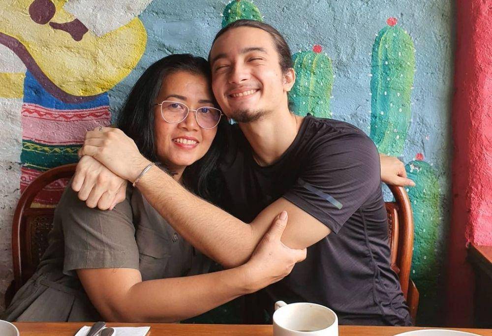 Bryan Domani bersama ibunya(instagram.com/adedomani_)