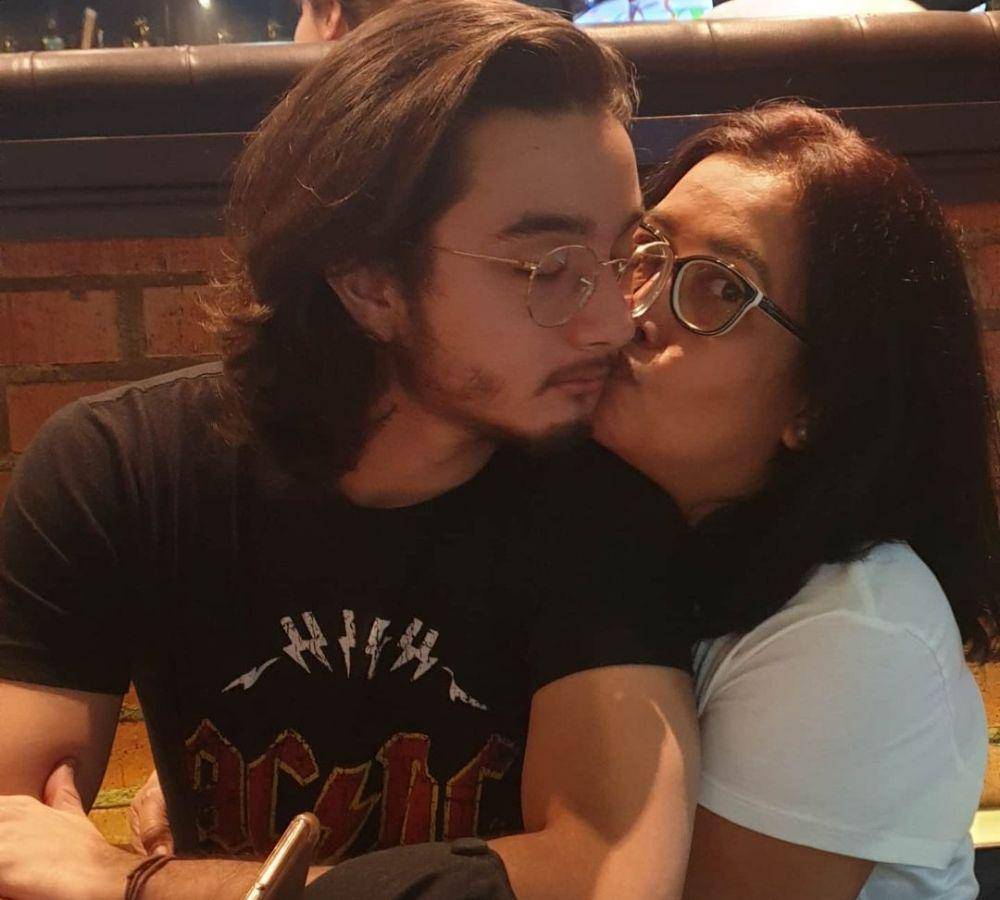 Bryan Domani bersama ibunya(instagram.com/adedomani_)