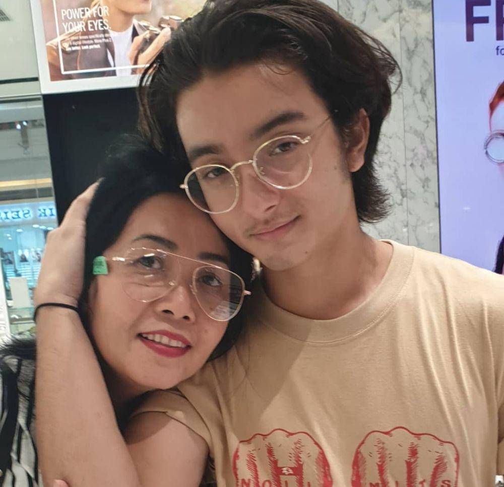 Bryan Domani bersama ibunya(instagram.com/adedomani_)