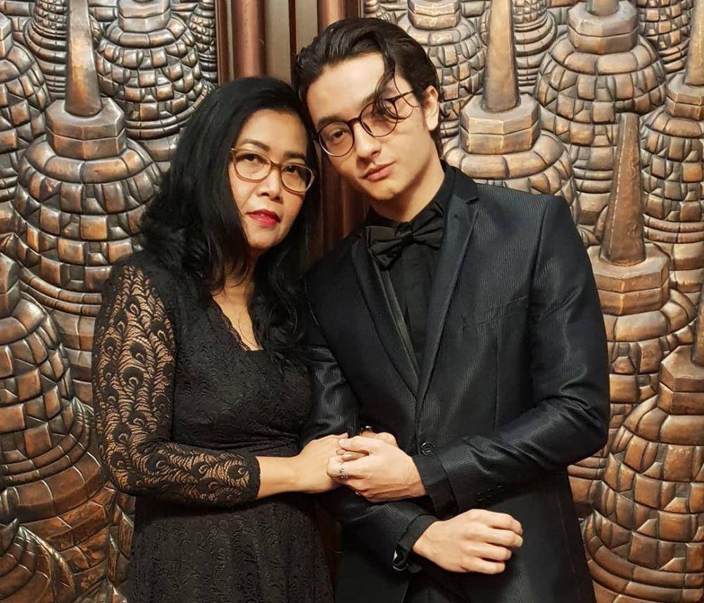 Bryan Domani bersama ibunya(instagram.com/adedomani_)