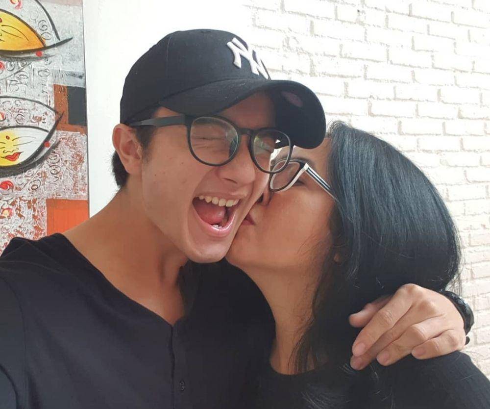 Bryan Domani bersama ibunya(instagram.com/adedomani_)