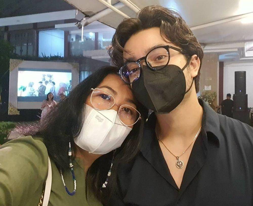 Bryan Domani bersama ibunya(instagram.com/adedomani_)