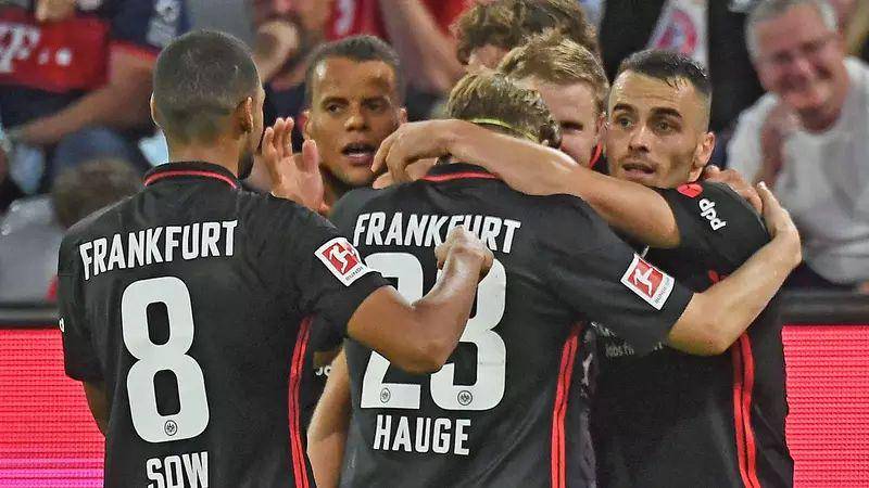 Para pemain Eintracht Frankfurt merayakan gol ke gawang Bayern Munich di Bundesliga 2021/2022. (bundesliga.com)