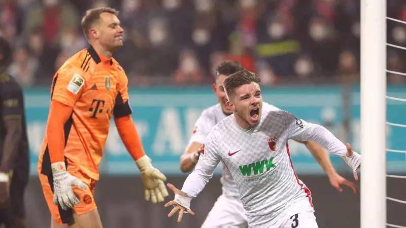 Para pemain FC Augsburg merayakan gol ke gawang Bayern Munich di Bundesliga 2021/2022. (bundesliga.com)