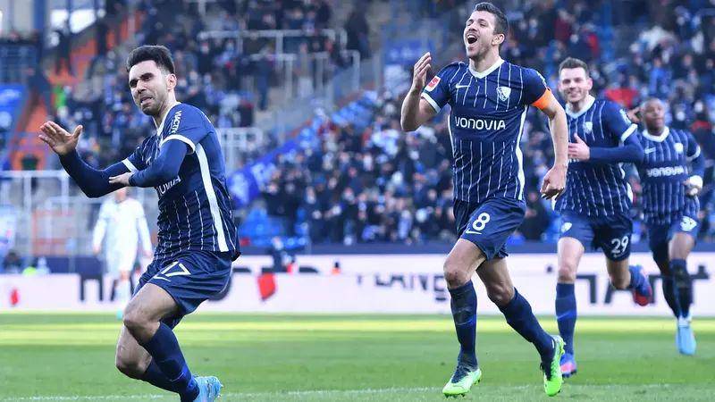 Para pemain VfL Bochum merayakan gol ke gawang Bayern Munich di Bundesliga 2021/2022. (bundesliga.com)
