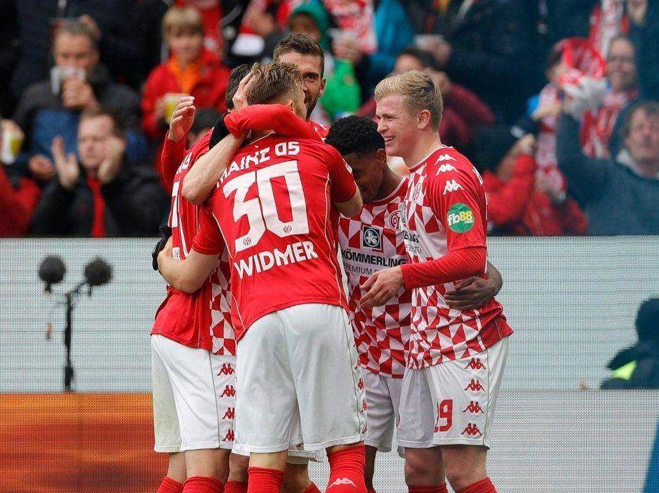 Para pemain Mainz 05 merayakan gol ke gawang Bayern Munich di Bundesliga 2021/2022. (instagram.com/1fsvmainz05)