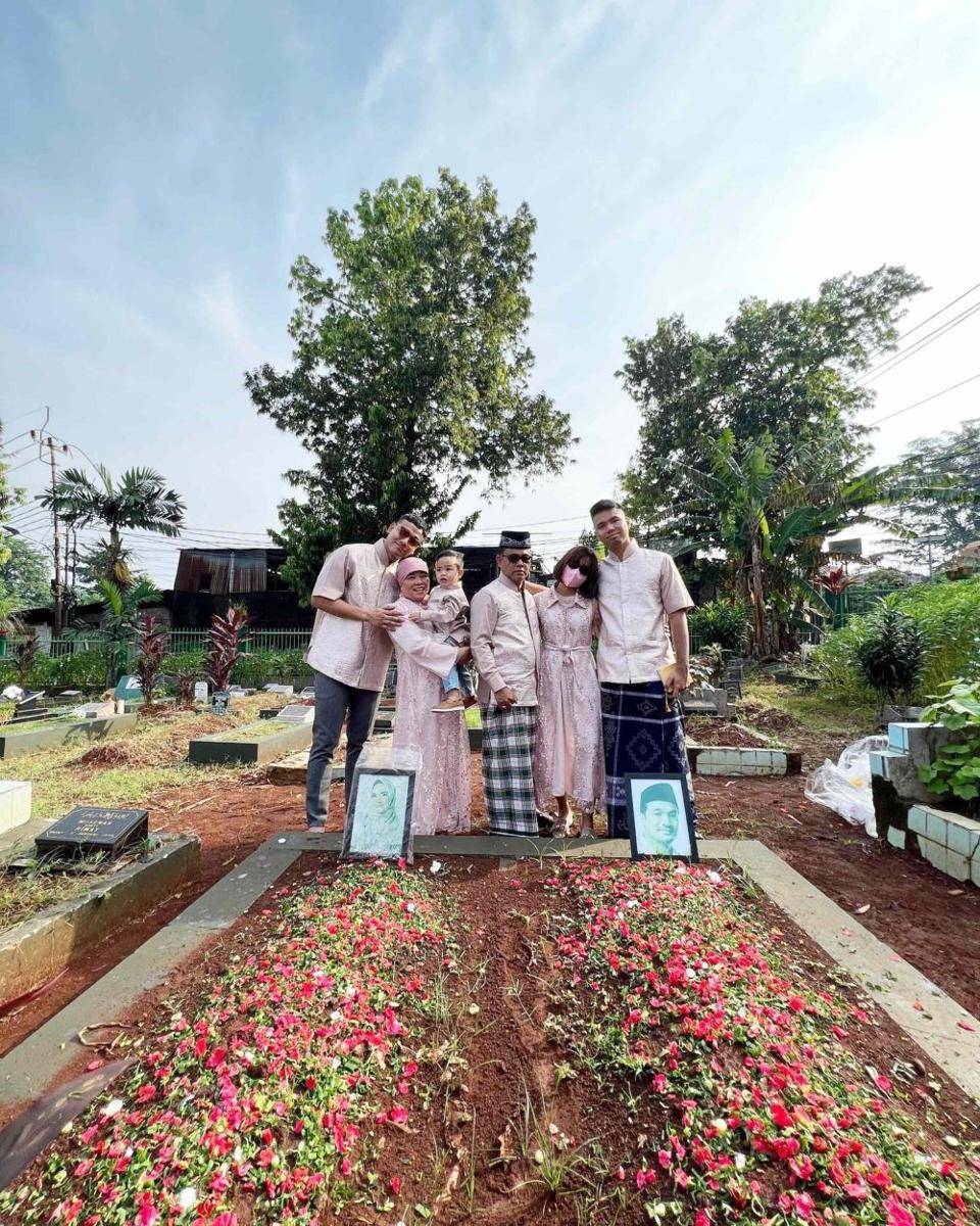 Lebaran keluarga Fuji (Instagram.com/fransfaisal_/)