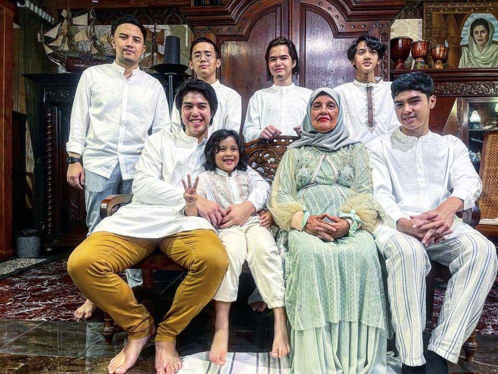 potrey Lebaran keluarga Ahmad Dhani (instagram.com/duljaelani)
