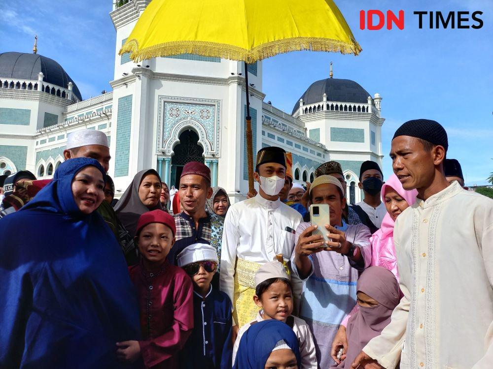 Salat Id di Masjid Raya, Jamaah Rebutan Foto Bareng Sultan Deli