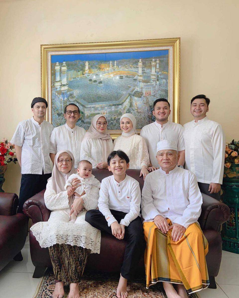 potret keluarga Kesha (instagram.com/kesharatuliu05)