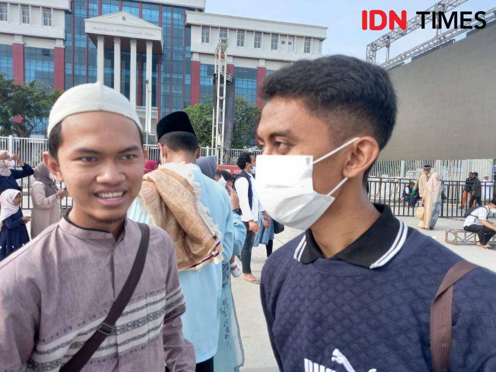 Rifan dan rekannya menunaikan salat Id di JIS (IDN Times/Aryodamar)