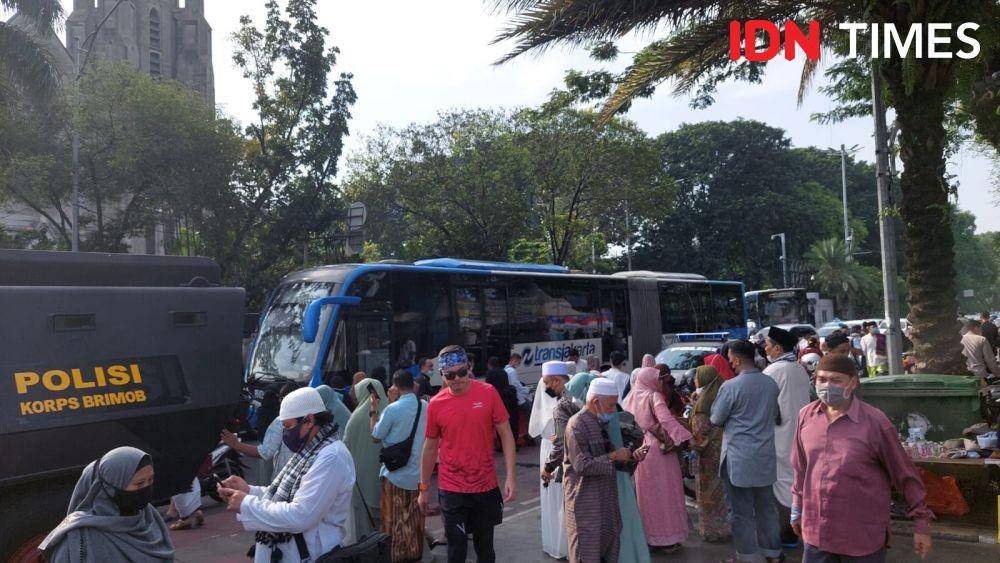 Suasana bubaran salat idulfitri di sekitar Masjid Istiqlal pada Senin (2/5/2022). (IDN Times/Uji Sukma Medianti)