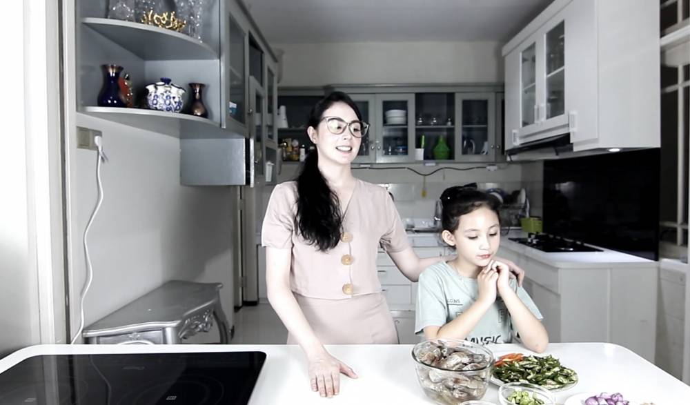 momen Arumi Bachsin masak menu lebaran (youtube.com/arumibachsin94)