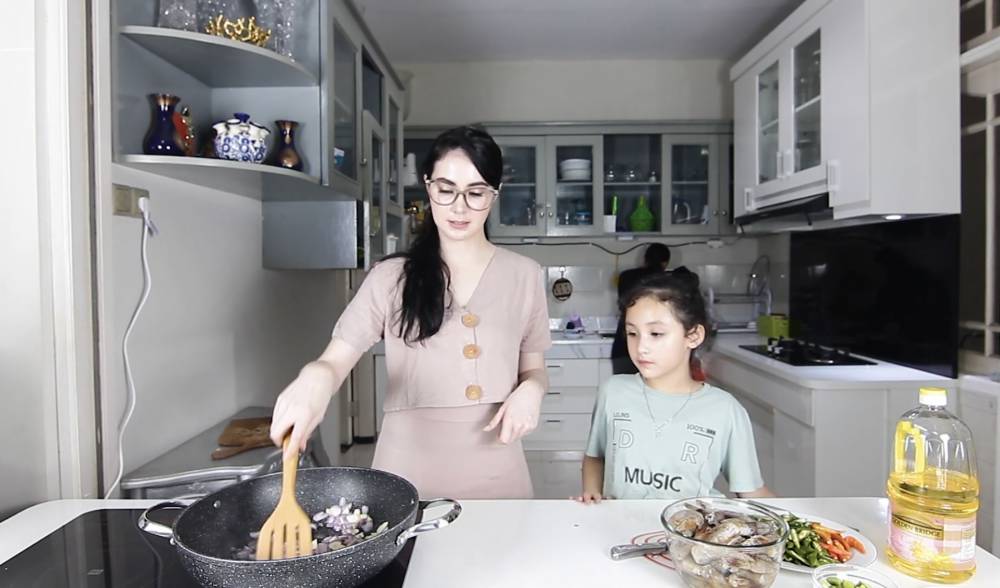 momen Arumi Bachsin masak menu lebaran (youtube.com/arumibachsin94)