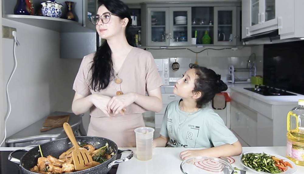 momen Arumi Bachsin masak menu lebaran (youtube.com/arumibachsin94)