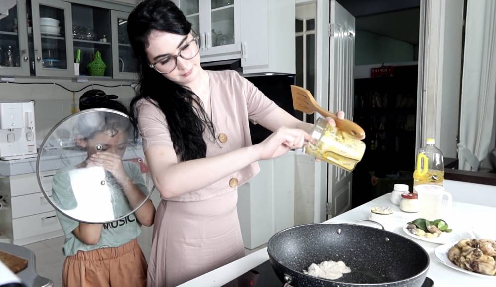 momen Arumi Bachsin masak menu lebaran (youtube.com/arumibachsin94)