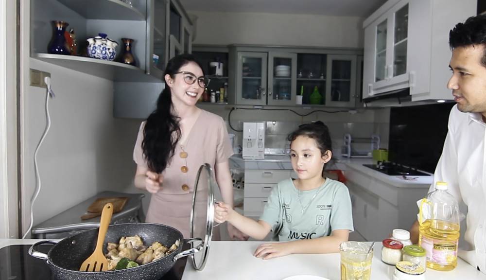 momen Arumi Bachsin masak menu lebaran (youtube.com/arumibachsin94)