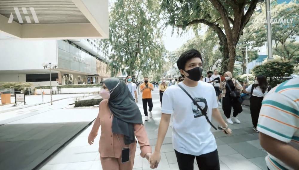 momen ngabuburit keluarga besar Atta dan Aurel di Singapura (youtube.com/attahalilintar)