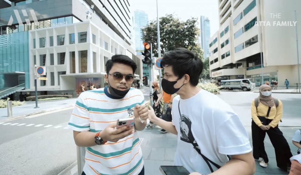 momen ngabuburit keluarga besar Atta dan Aurel di Singapura (youtube.com/attahalilintar)