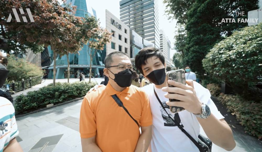momen ngabuburit keluarga besar Atta dan Aurel di Singapura (youtube.com/attahalilintar)