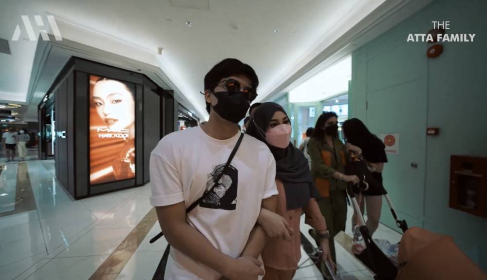 momen ngabuburit keluarga besar Atta dan Aurel di Singapura (youtube.com/attahalilintar)